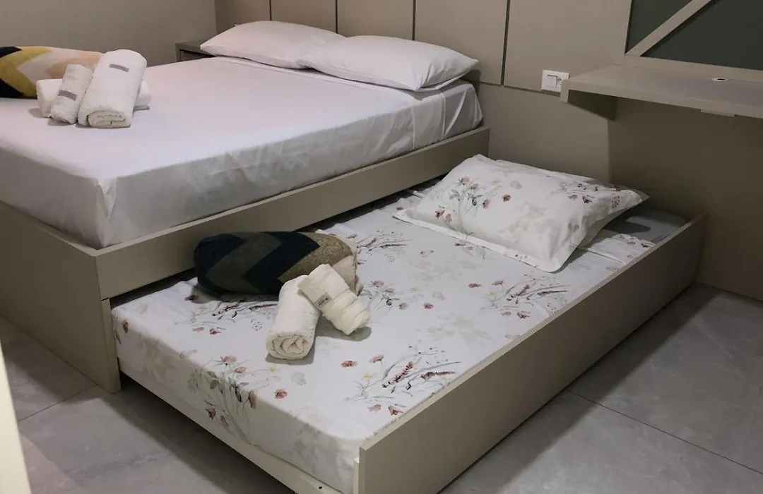 Apartamento, praia de Bombas a uma quadra do mar, com piscina aquecida-1