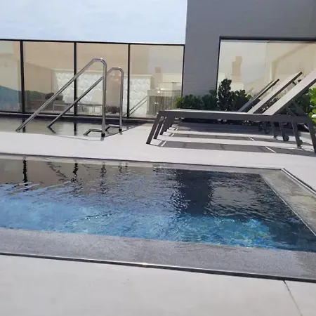 Apartamento, praia de Bombas a uma quadra do mar, com piscina aquecida-3