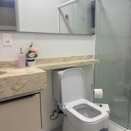 Apartamento, praia de Bombas a uma quadra do mar, com piscina aquecida-2